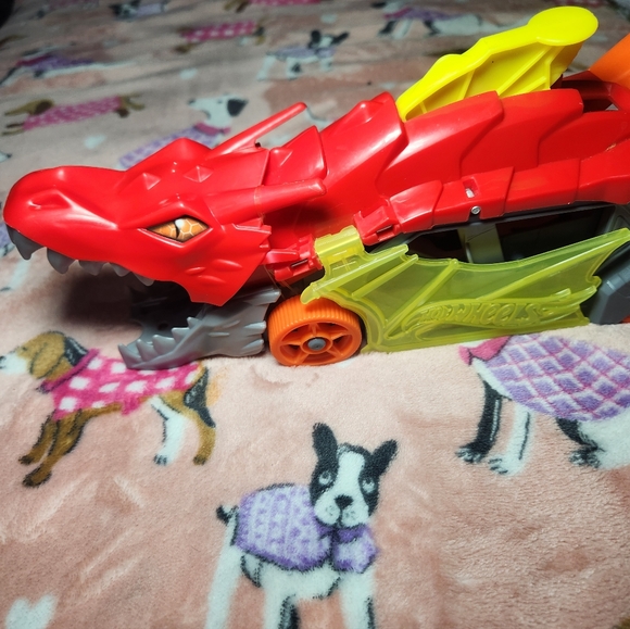 Hot Wheels City Dragon Launch Transporter - Picture 3 of 8